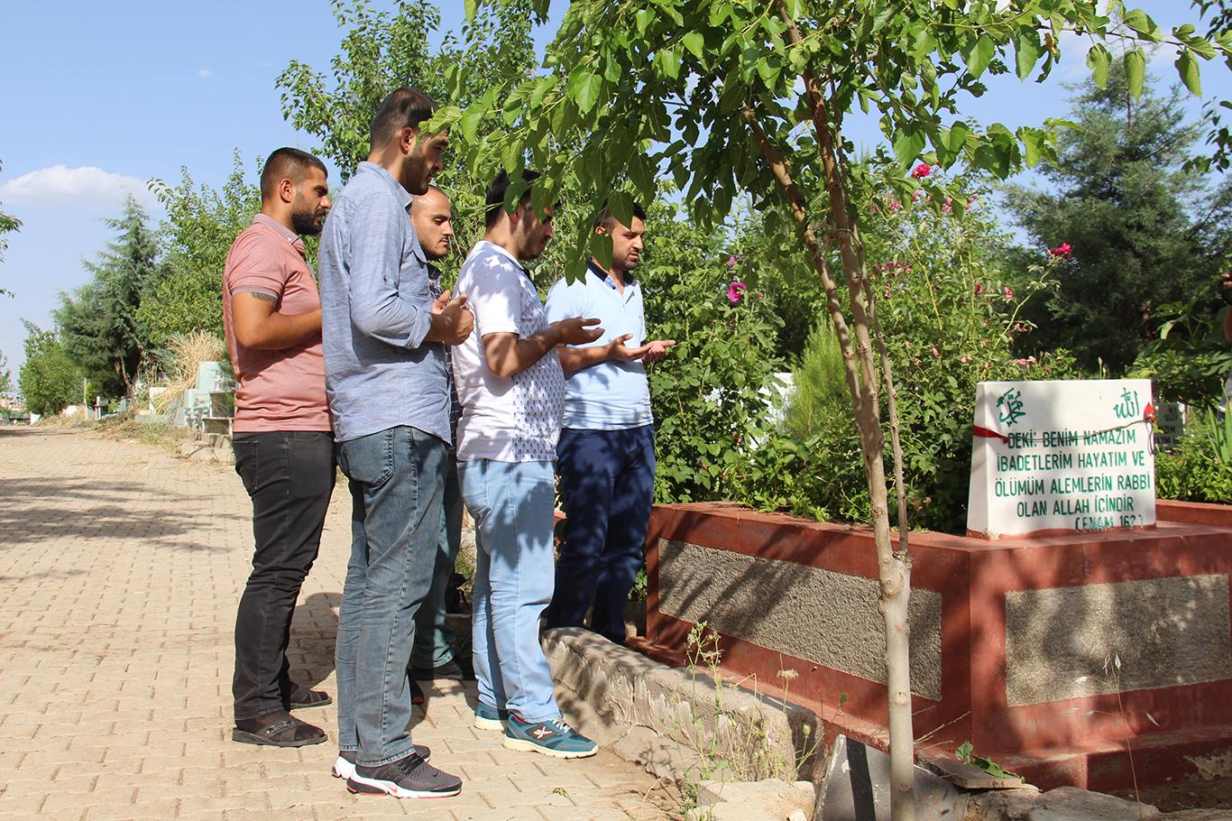 Aytaç Baran'ın kabri ve arkadaşları